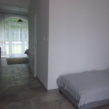 Dworek Akacja Uslugi Hotelarskie Яновец Экстерьер фото