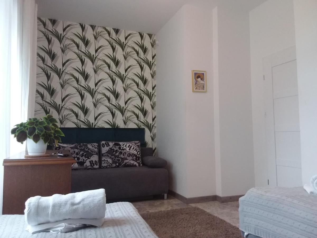 Dworek Akacja Uslugi Hotelarskie Яновец Экстерьер фото